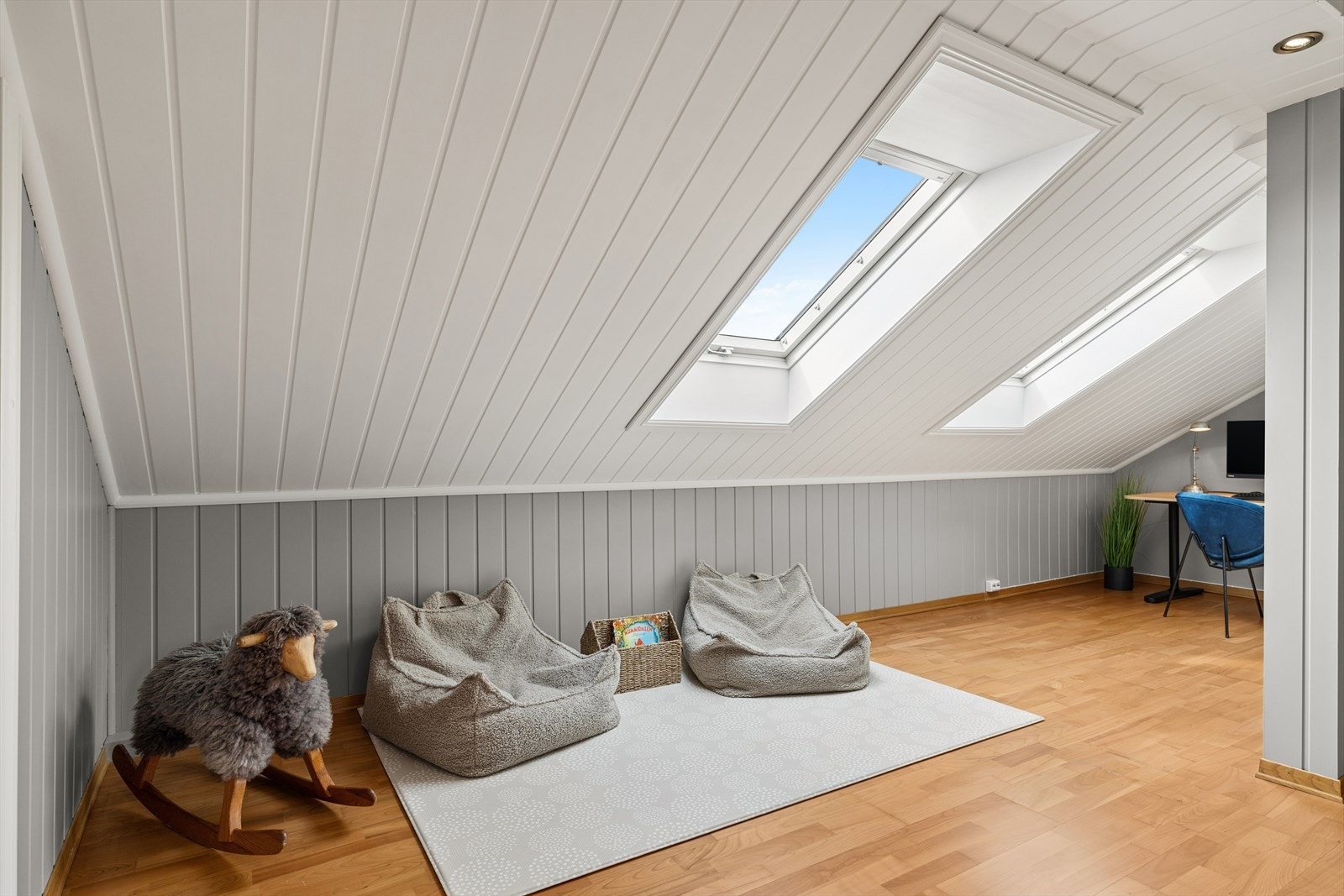 Loftstuen i andre etasje er et lyst og fleksibelt rom med parkettgulv og takvinduer fra 2006. Galleribilde