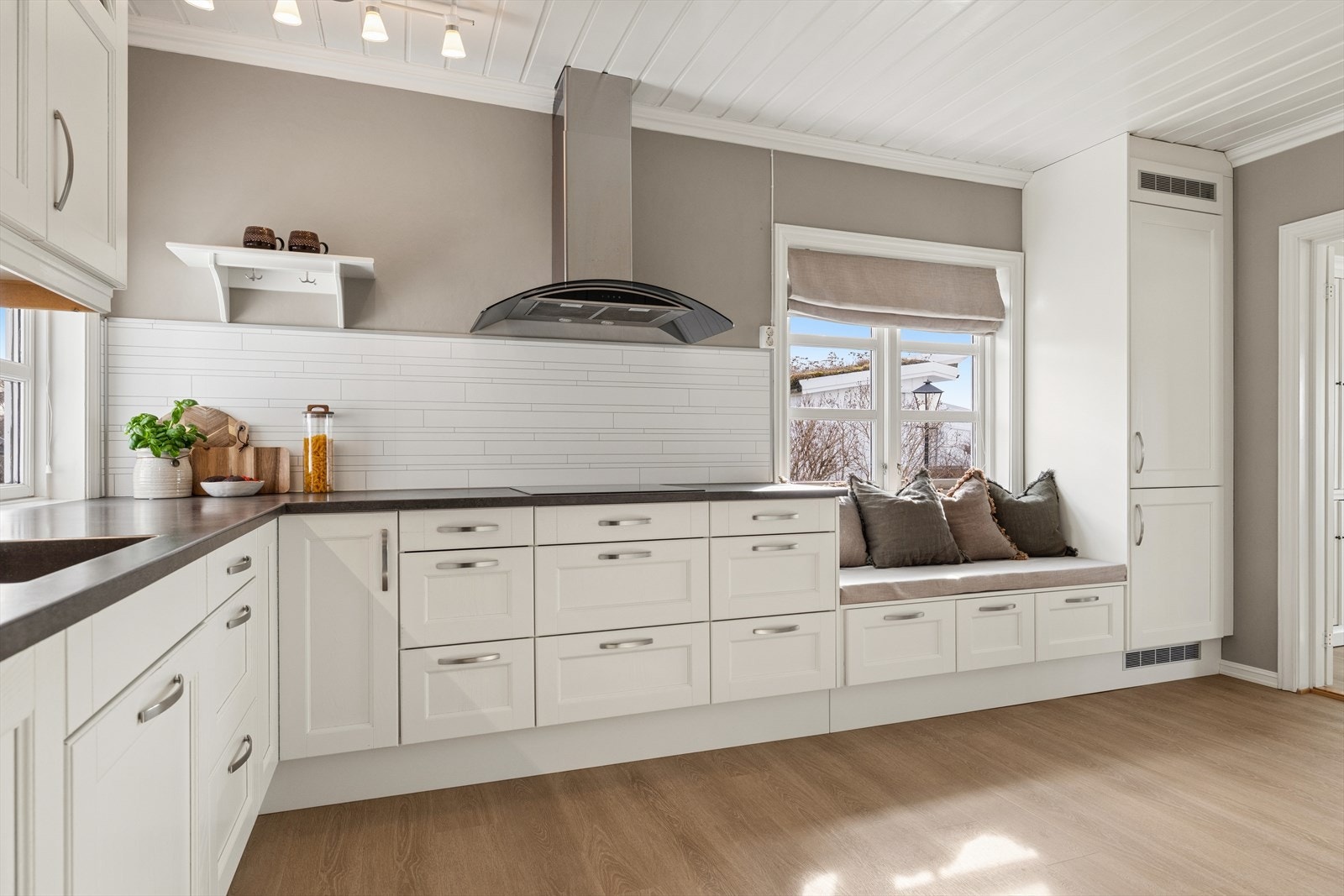 Godt med benke- og skapplass. Kjøkkenet har mekanisk avtrekk med kanal som fører direkte ut. Galleribilde