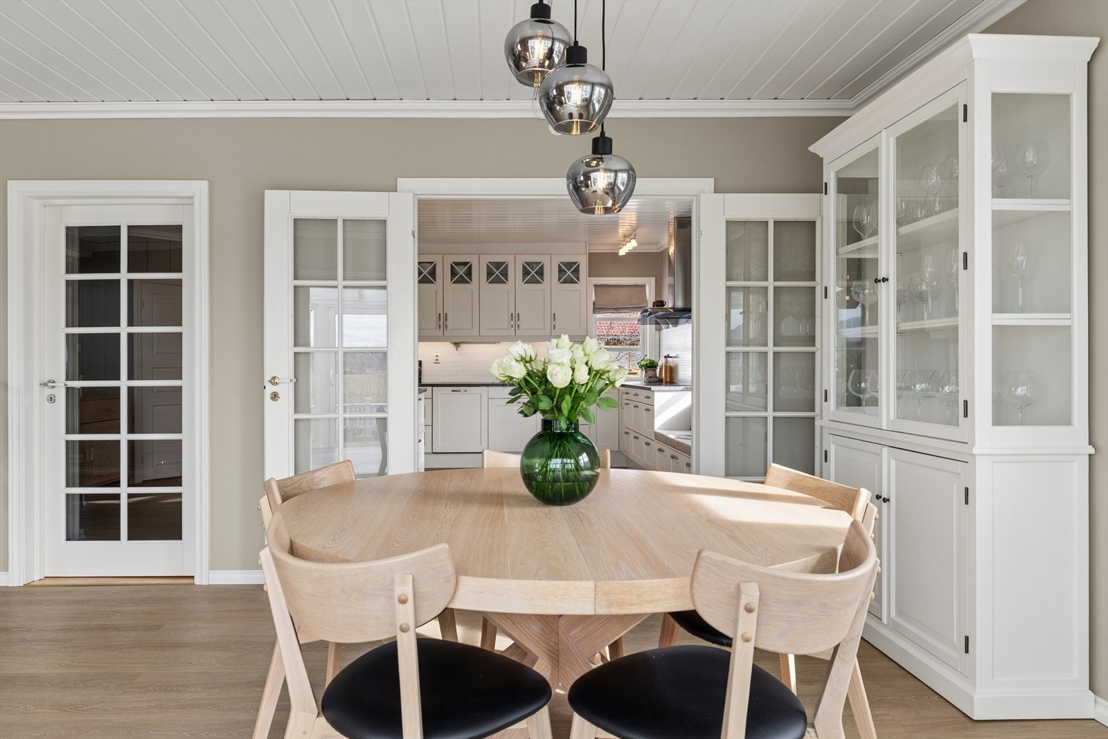 Fra spisestuen er det en åpen og fin flyt inn mot kjøkkenet, noe som skaper en god forbindelse mellom sonene. Galleribilde