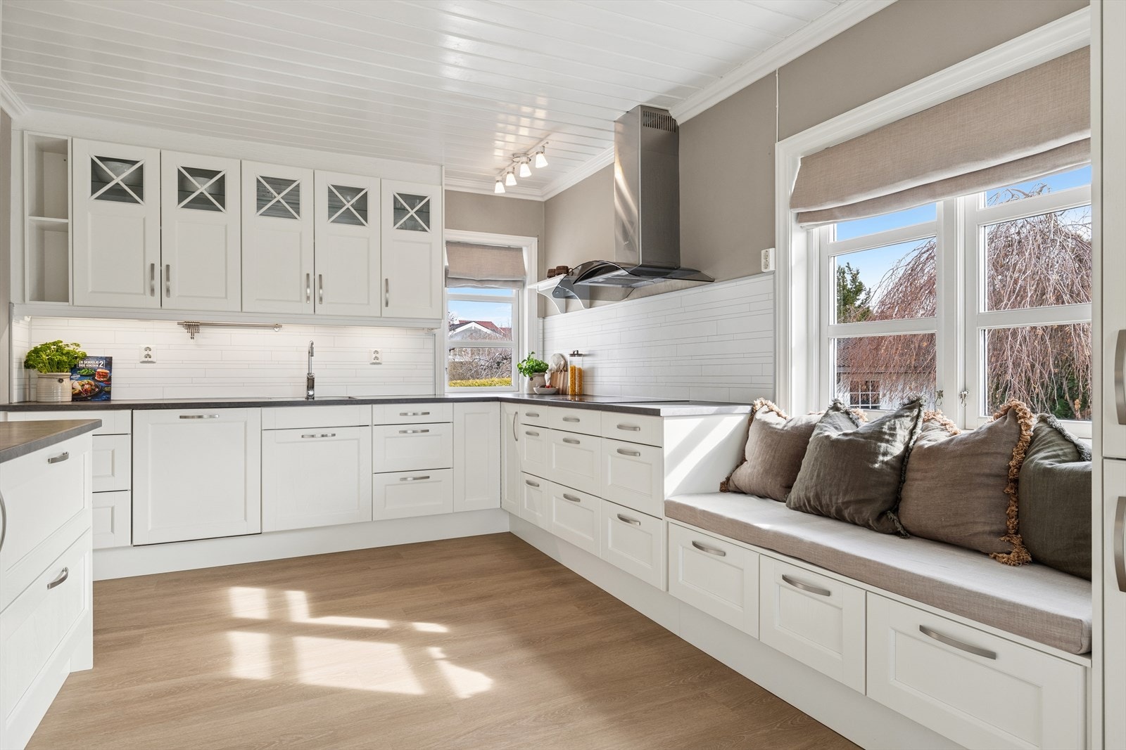 Kjøkkeninnredningen er fra 2016, delvis oppgradert i 2022. Alle hvitevarer er integrerte og medfølger. Galleribilde