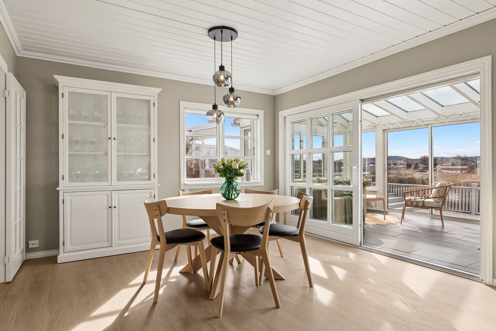 Fra spisestuen åpner en bred skyvedør fra 2008 opp mot den innglassede vinterhagen, som visker ut skillet mellom inne og ute. Galleribilde