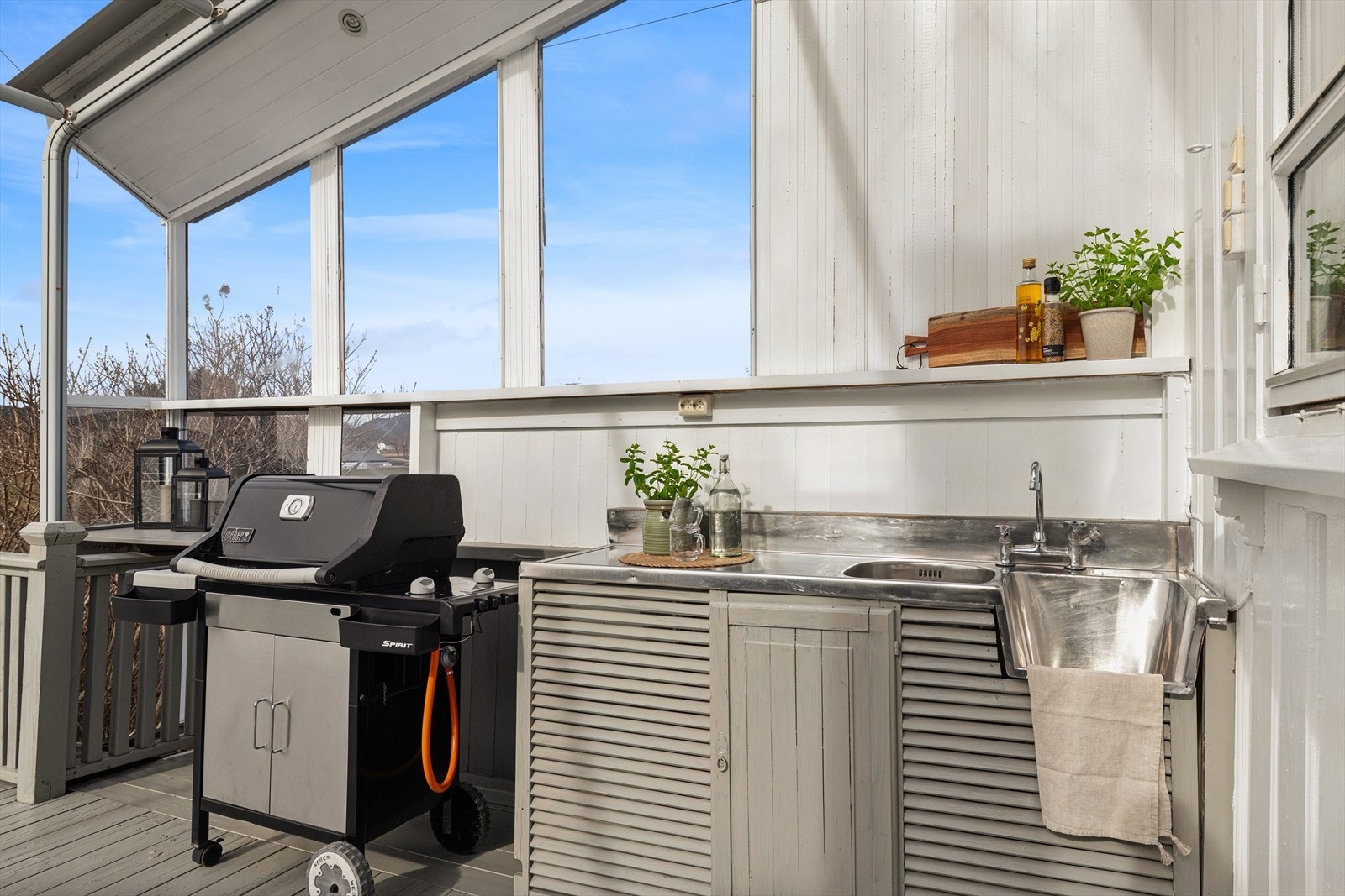 Praktisk utekjøkken under tak, som gjør det enkelt å tilberede måltider utendørs. Galleribilde