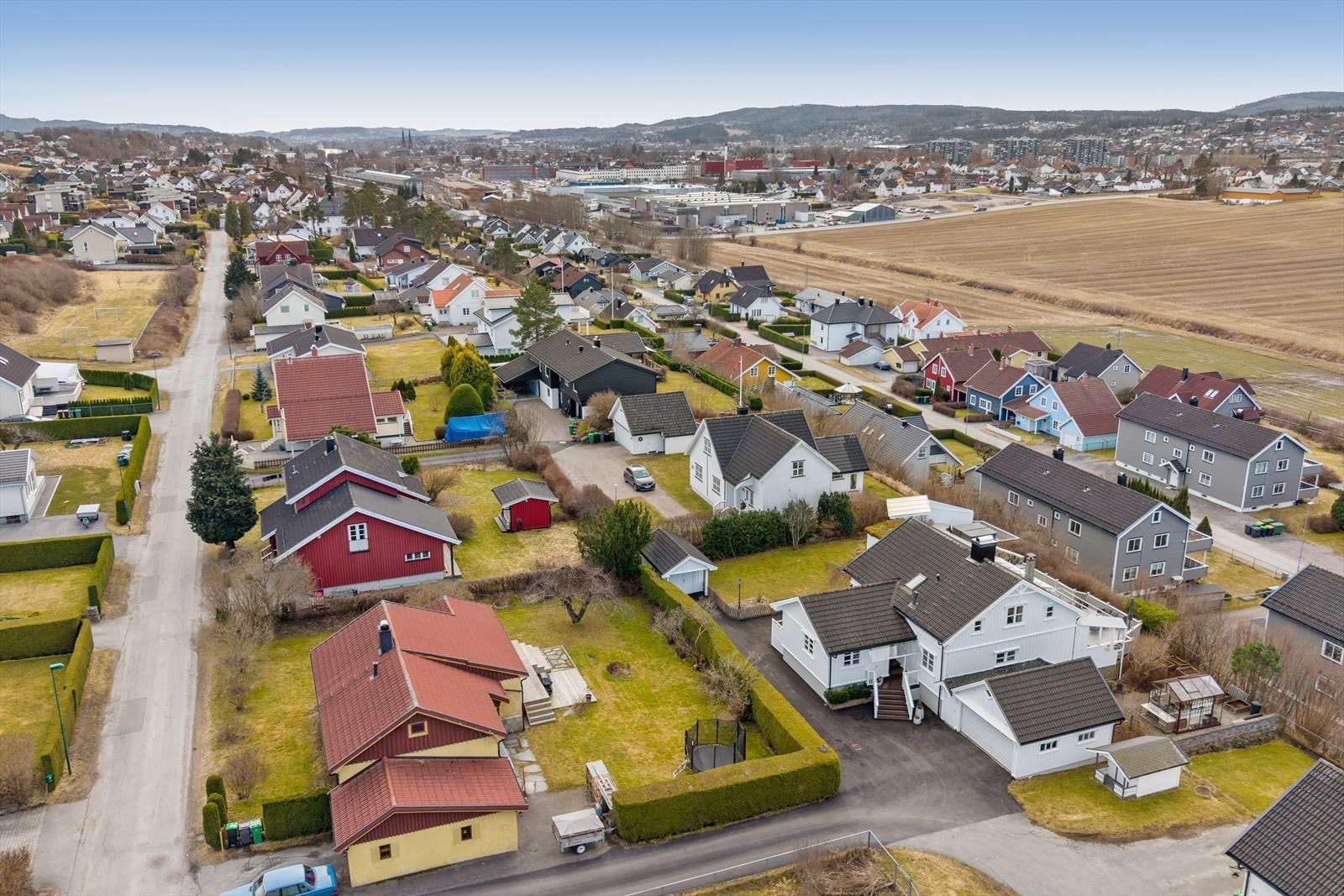 Fra eiendommen er det gangavstand til Skien sentrum, togstasjon og dagligvarebutikker som Spar og Kiwi. Galleribilde