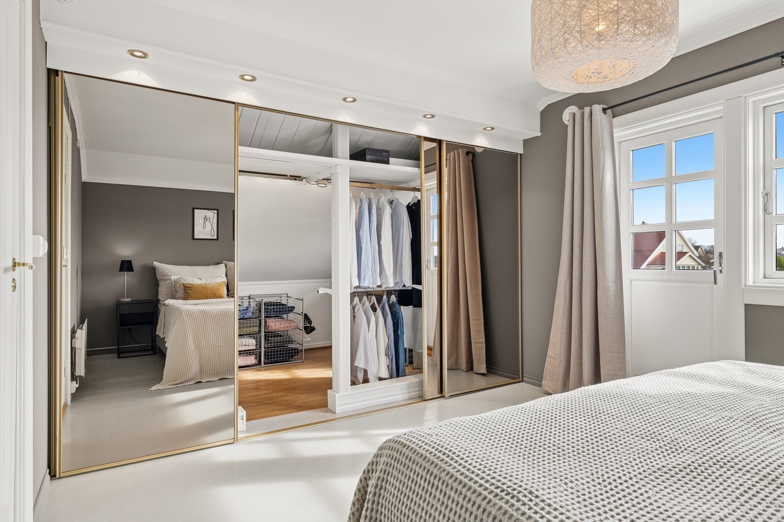 Godt med oppbevaringsplass bak skyvedører med speilfronter. Galleribilde