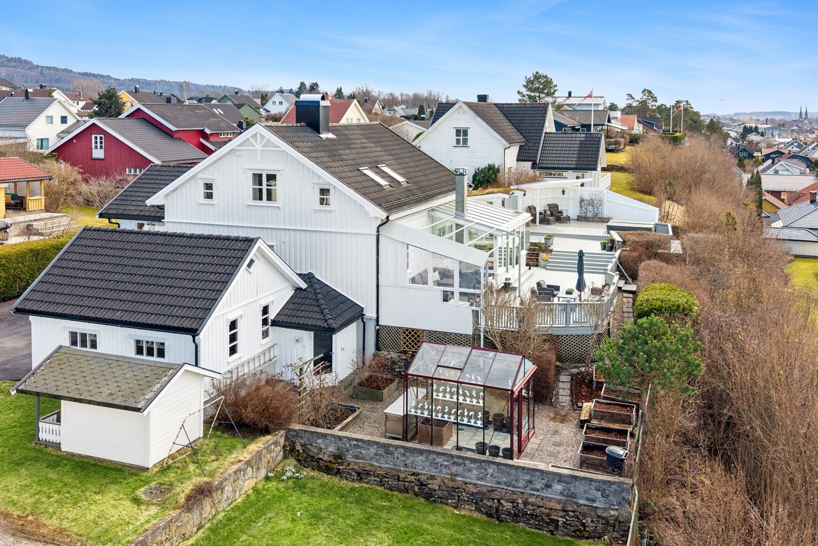 Boligen, garasjen og uteboden ble malt utvendig i 2025, og fremstår velholdt. Galleribilde