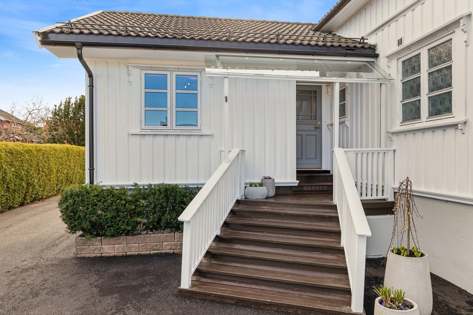 Et overbygget inngangsparti med hovedytterdør fra 2004 ønsker velkommen inn. Galleribilde