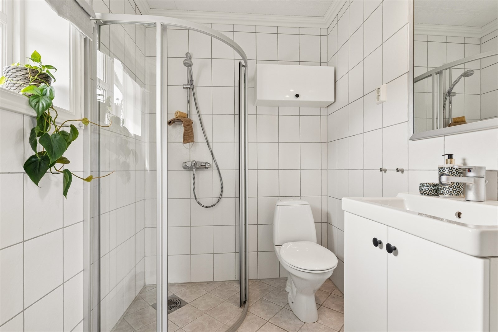 Bad i tilknytning til TV-stuen, etablert i 2004. Rommet er innredet med dusj, toalett og servant. Badet er ikke godkjent, kun godkjent som kott. Galleribilde