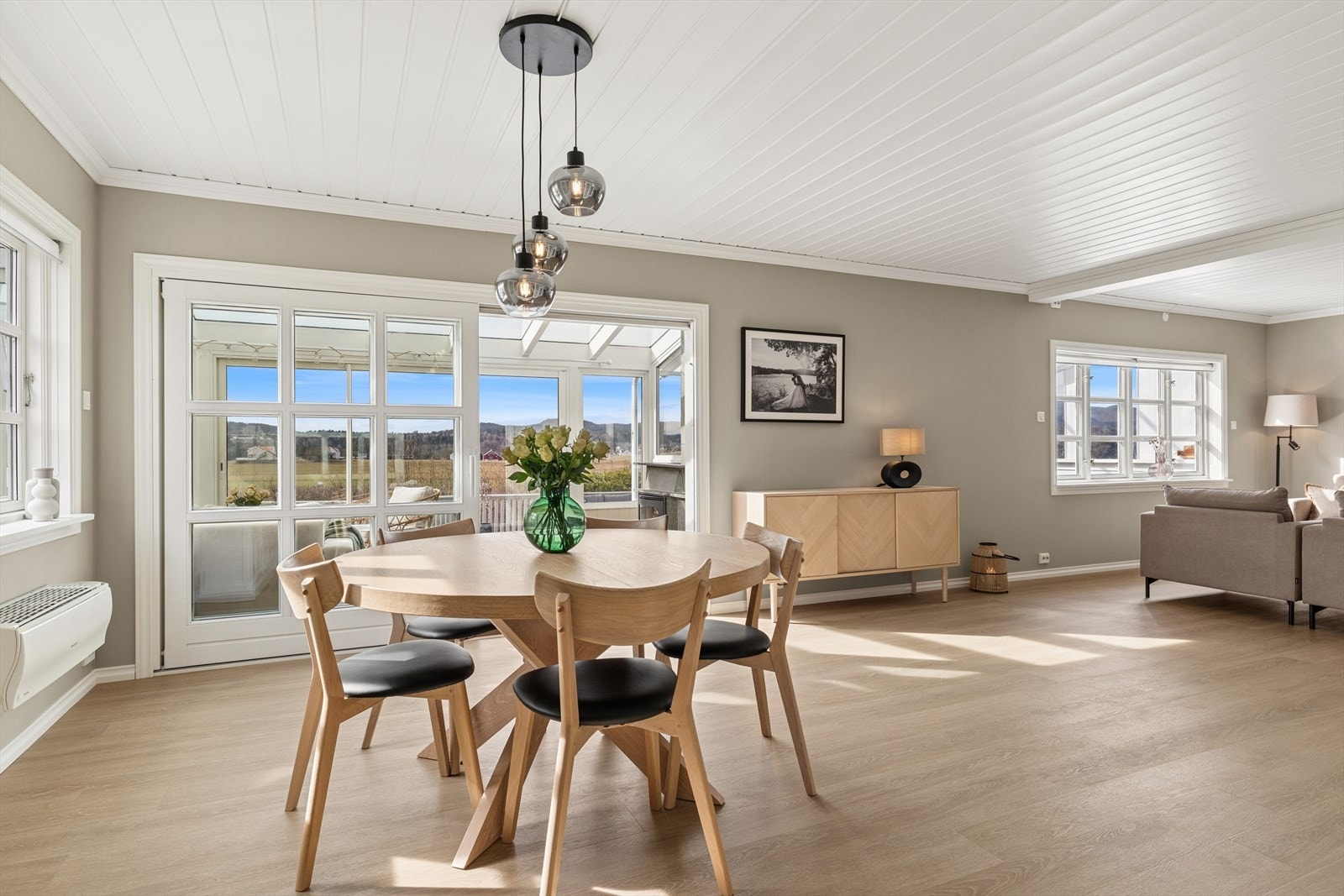 Spisestuen er et naturlig samlingspunkt, med god plass til større selskap og en åpen løsning mot stuen. Galleribilde