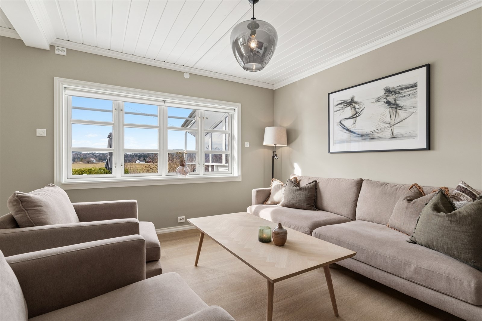 Stuen er romslig og har plass til en stor sofagruppe. Varmepumpen fra 2008 sørger for effektiv oppvarming. Galleribilde