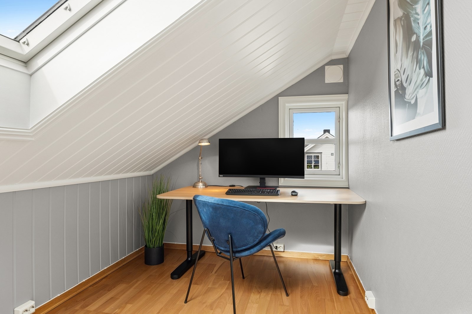 Overflatene i loftstuen ble oppgradert i 2022, og arealet egner seg godt som kontorplass eller lekerom. Galleribilde