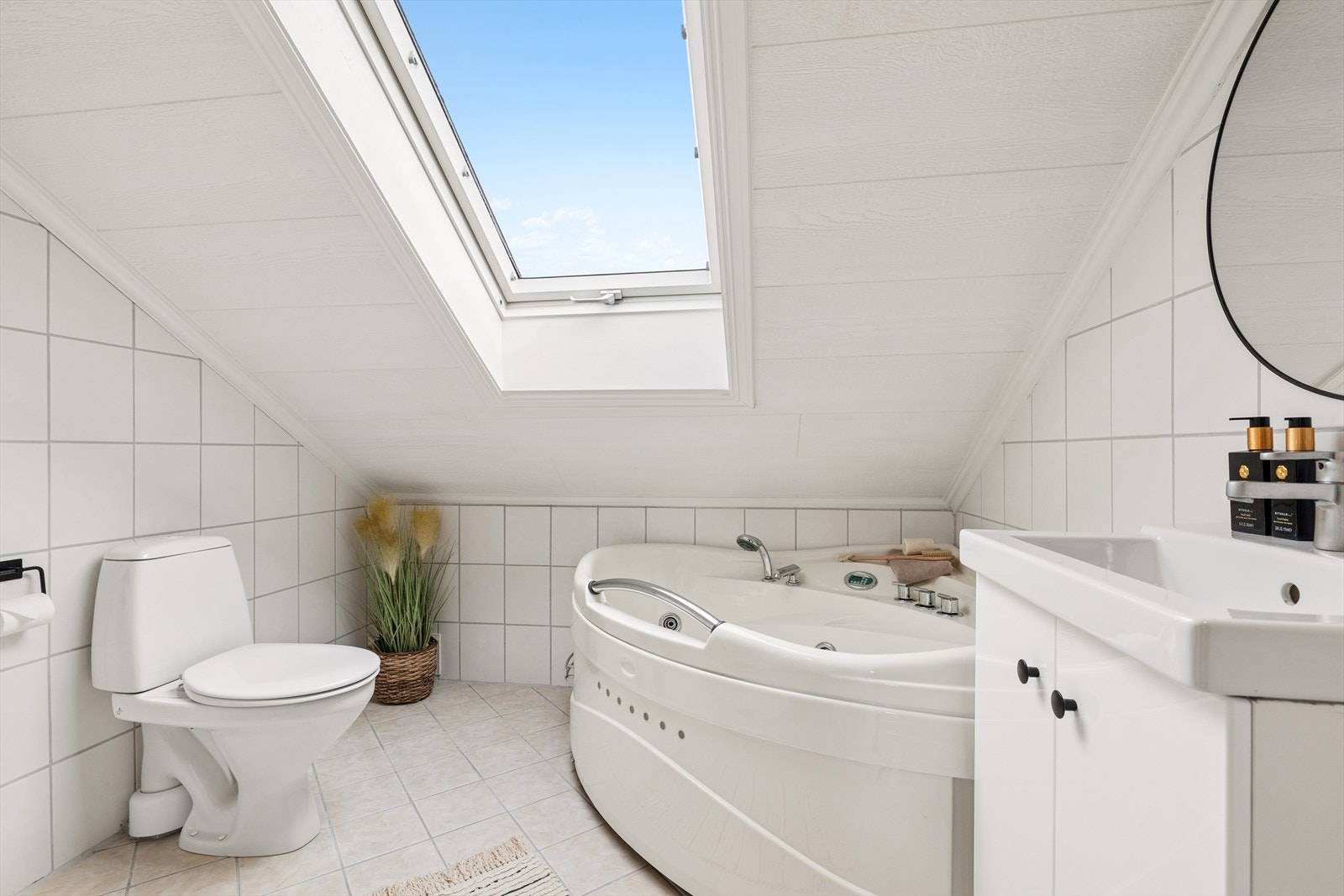 Badet i andre etasje er fra 2004 og utstyrt med badekar. Et takvindu gir rikelig med naturlig lys. Galleribilde