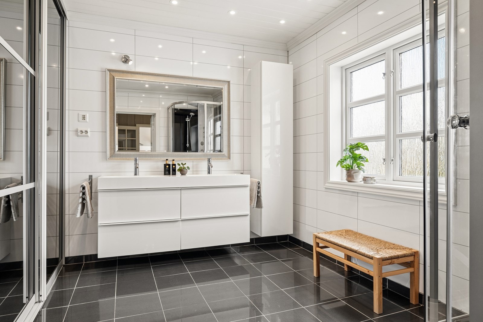 Rommet har baderomsplater på veggene og elektrisk avtrekksvifte for god ventilasjon. Galleribilde