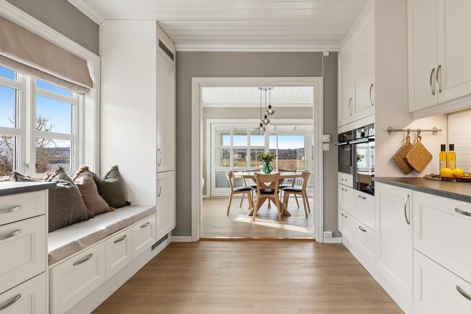 En smart, plassbygget sittebenk med skuffer gir en hyggelig spiseplass i hverdagen. Galleribilde