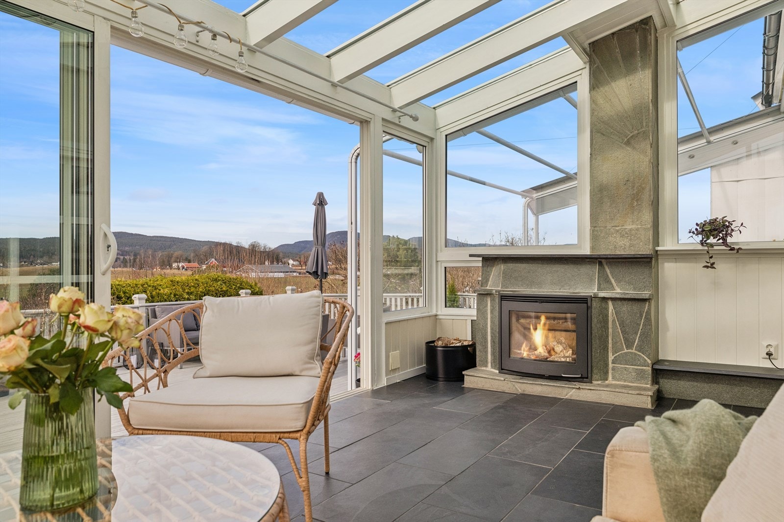 En egen peisinnsats i vinterhagen gjør at rommet kan nytes året rundt. Galleribilde