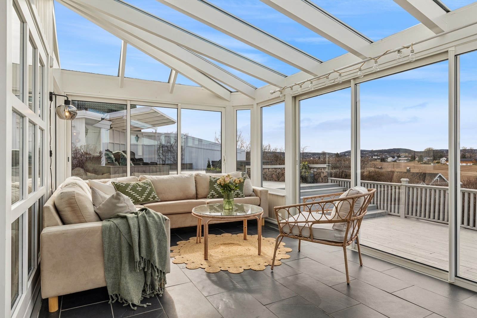 Den innglassede vinterhagen på 17 m² har skyvedører direkte ut til terrassen. Det er varmekabler i vinterhagen. Galleribilde