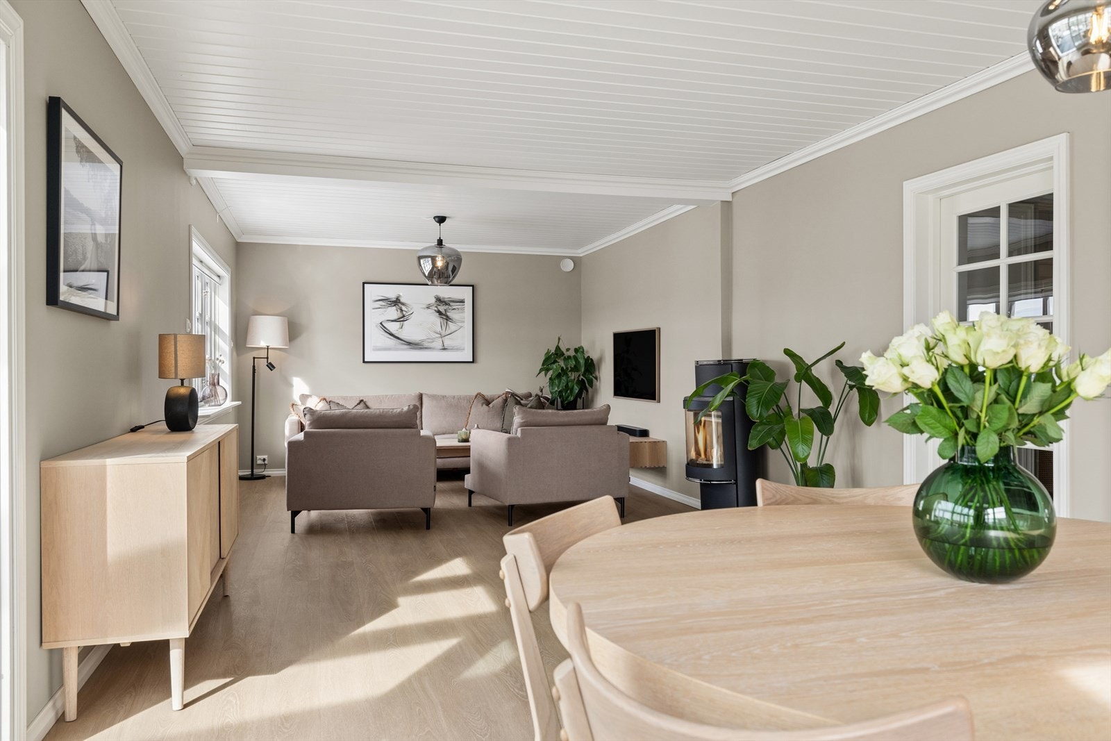 Stuen og spisestuen henger sammen og har nytt klikkvinylgulv og overflater oppgradert i 2022. Galleribilde