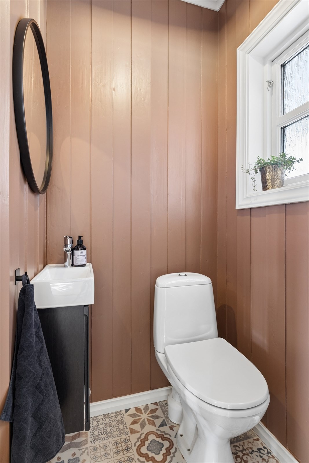 Separat toalettrom i første etasje, oppgradert i 2022 med nytt gulvbelegg, nye overflater og servantskap. Galleribilde