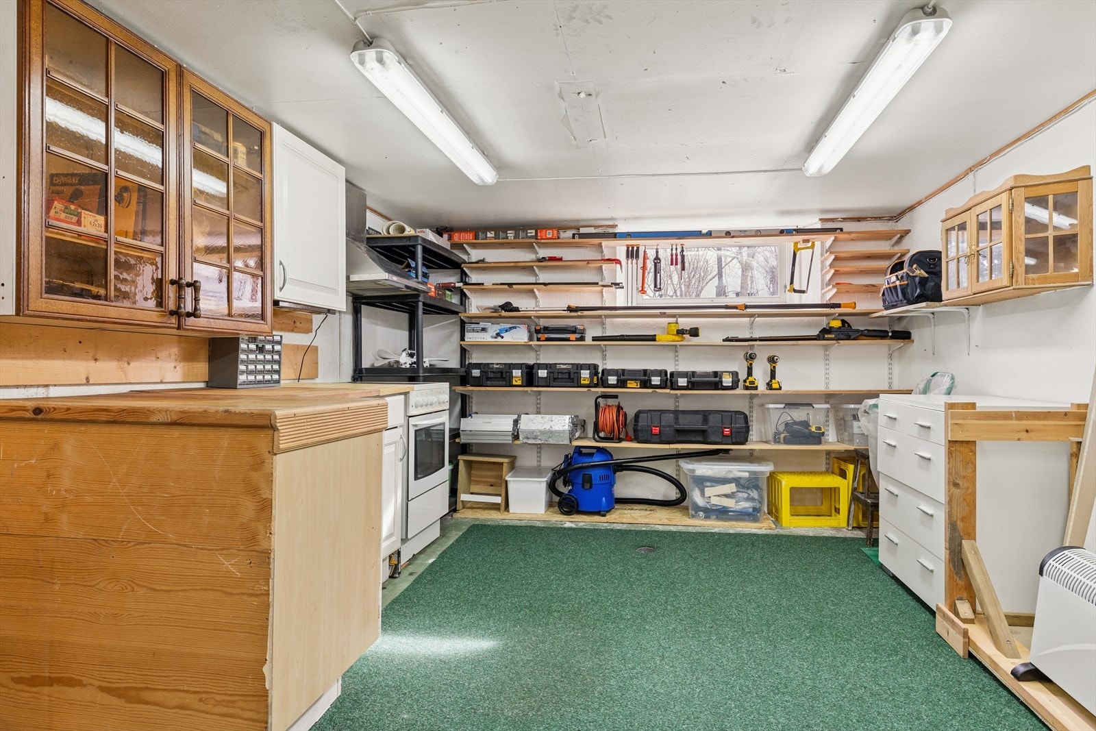 Kjelleren inneholder et praktisk arbeidsrom/hobbyrom, i tillegg til boder og intern adkomst til garasjen. Arbeidsrom/hobbyrom i kjeller er kun godkjent som tilleggsdel. Galleribilde