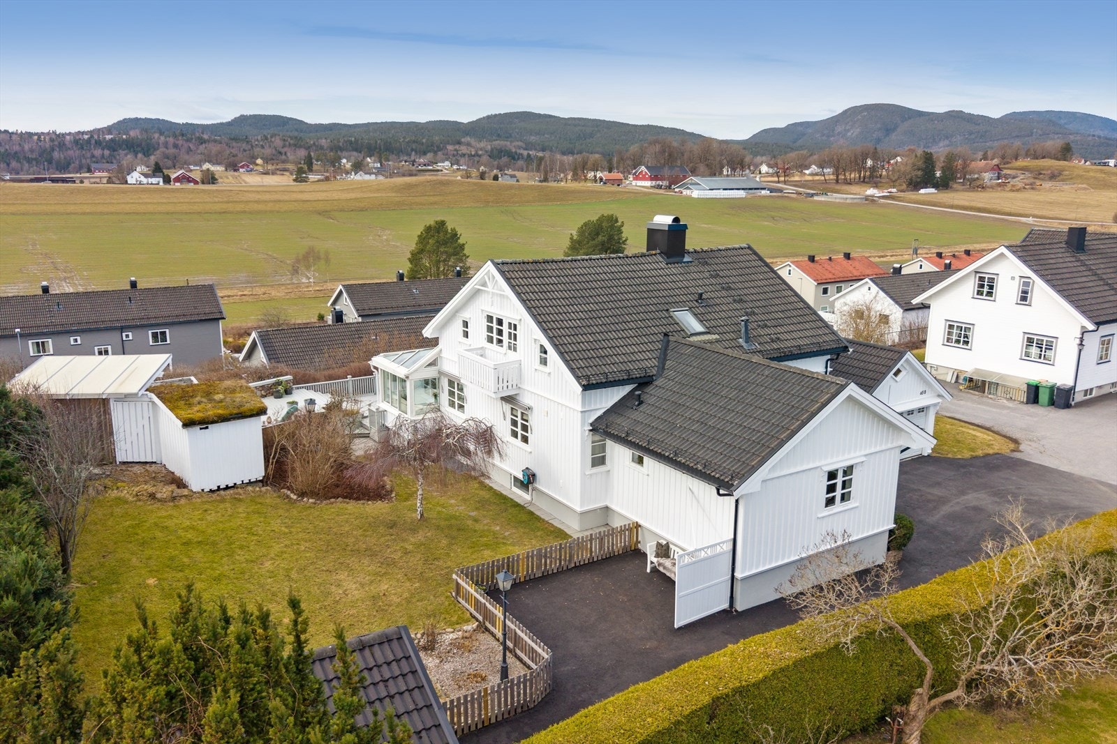 Tomten ligger i en blindgate uten gjennomgangstrafikk, i et etablert og rolig boligområde. Galleribilde