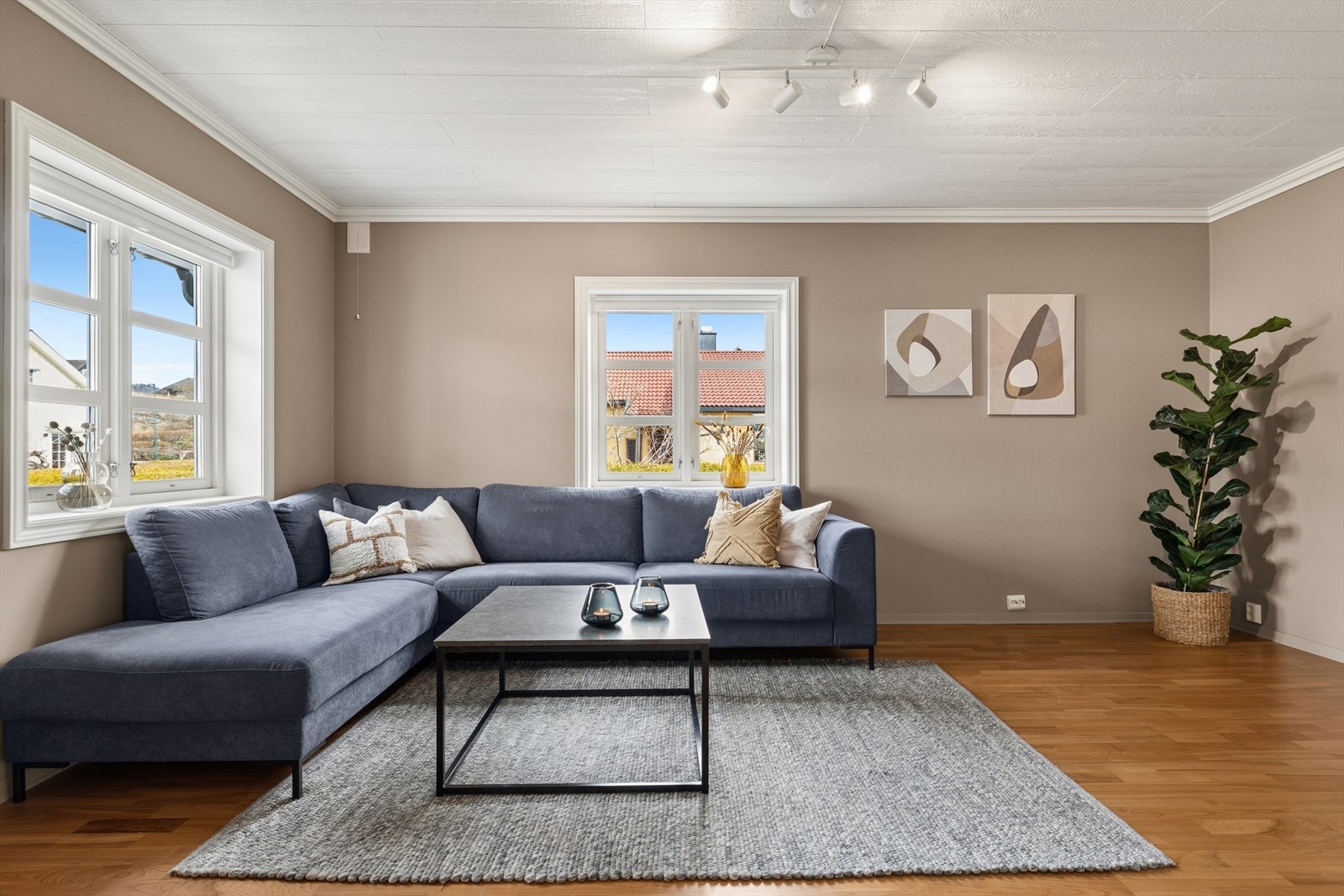 I tilbygget fra 2004 ligger en separat TV-stue med parkettgulv. En tilbaketrukket sone for familien. Rommet kan også brukes som soverom. Det er varmekabler i TV-stuen. Galleribilde