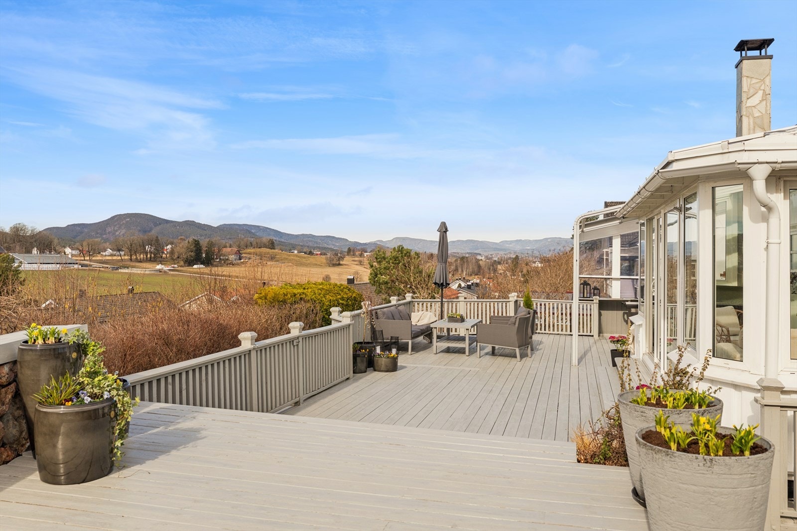 Den store terrassen på ca. 103 m² er bygget i impregnert treverk og strekker seg rundt store deler av boligen. Galleribilde