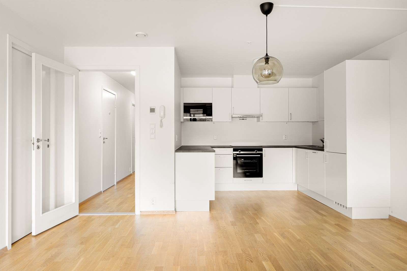 - Den åpne løsningen mot kjøkkenet gir en svært god romfølelse - Galleribilde