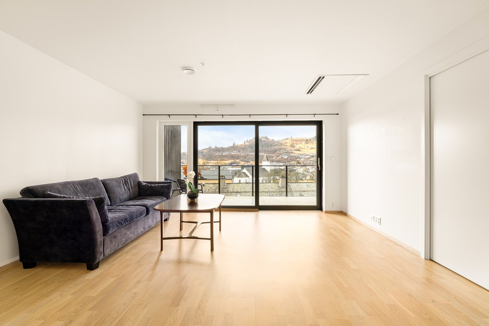 - Stuen er romslig med god plass til både sofa- og spisegruppe, og har direkte utgang til balkong - Galleribilde