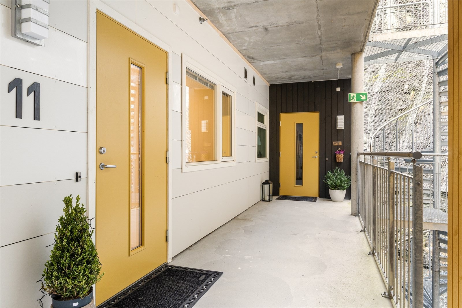 - Overbygget inngangsparti til leiligheten - Galleribilde