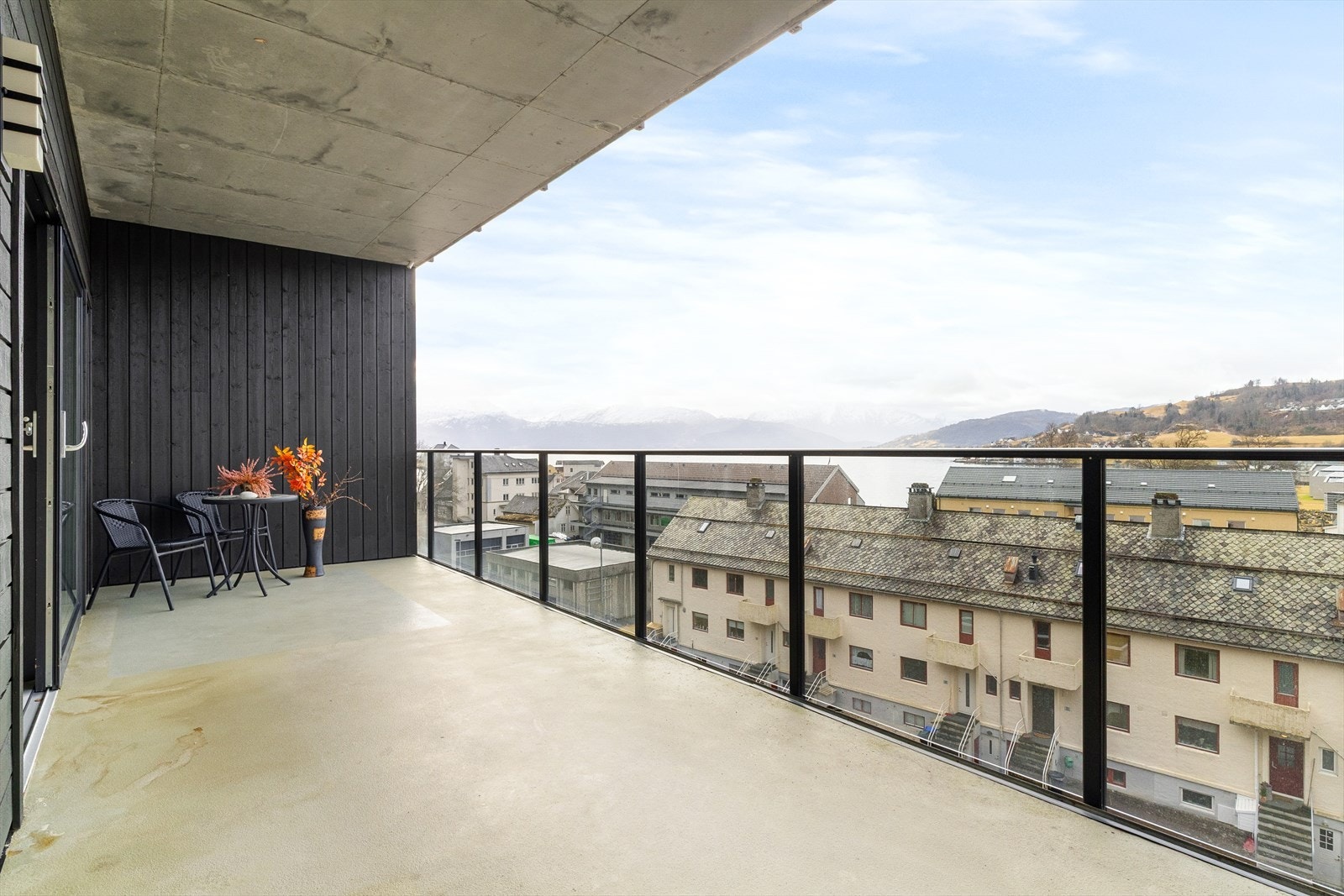 - Egen balkong på 17 kvm med flott utsikt til Hardangerfjorden og gode solforhold - Galleribilde