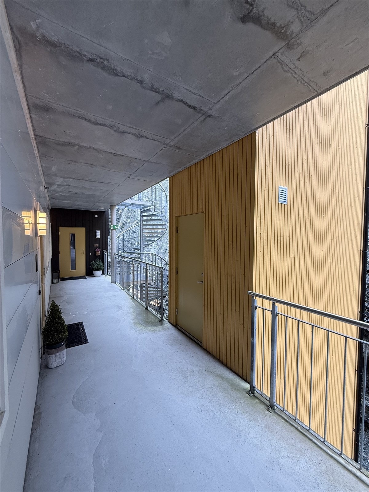 - Leiligheten disponerer en bod på ca. 5 kvm, svært praktsik plassert like ved leilighetens inngangsparti - Galleribilde