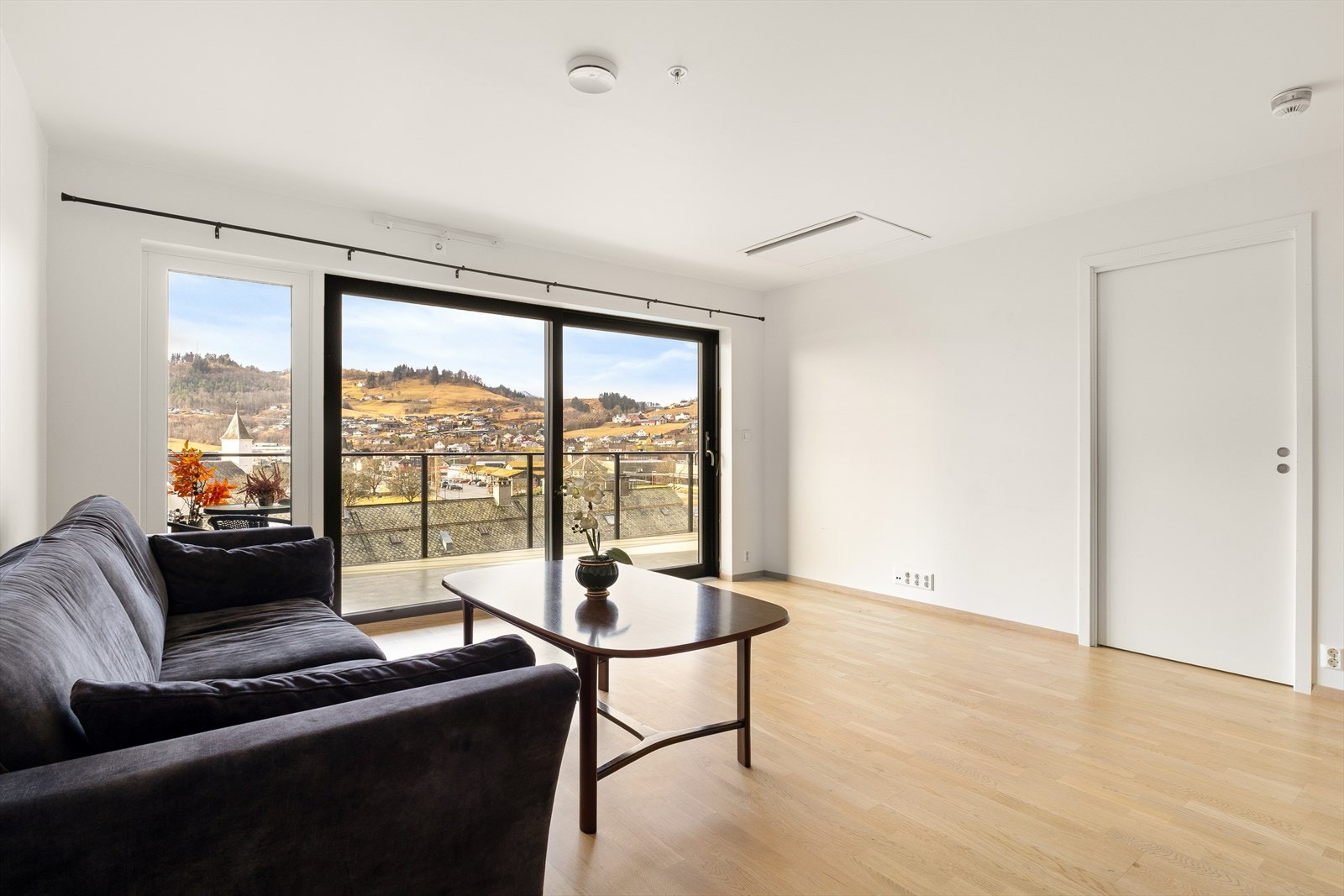 - Lys og innbydende leilighet fra 2019 midt i Øystese sentrum - Galleribilde