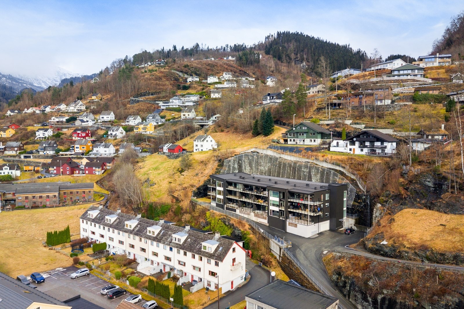 - Leiligheten har en solrik og sentral beliggenhet, med kort gangavstand til Øystese sentrum - Galleribilde