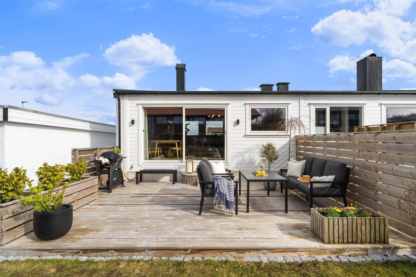 Kjekk og lun hage og terrasse med meget gode solforhold Galleribilde