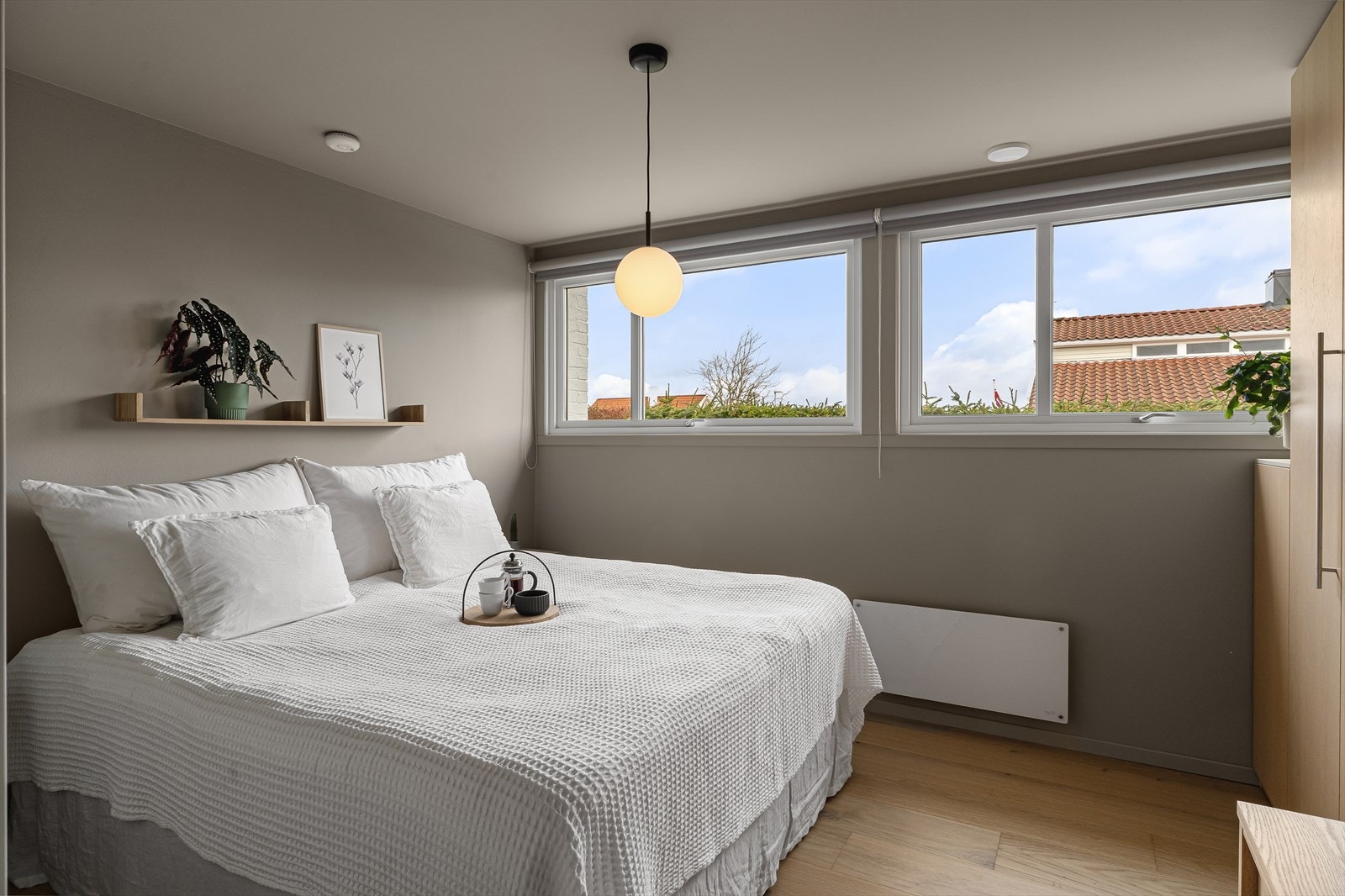 Romslig hovedsoverom med god garderobeplass Galleribilde