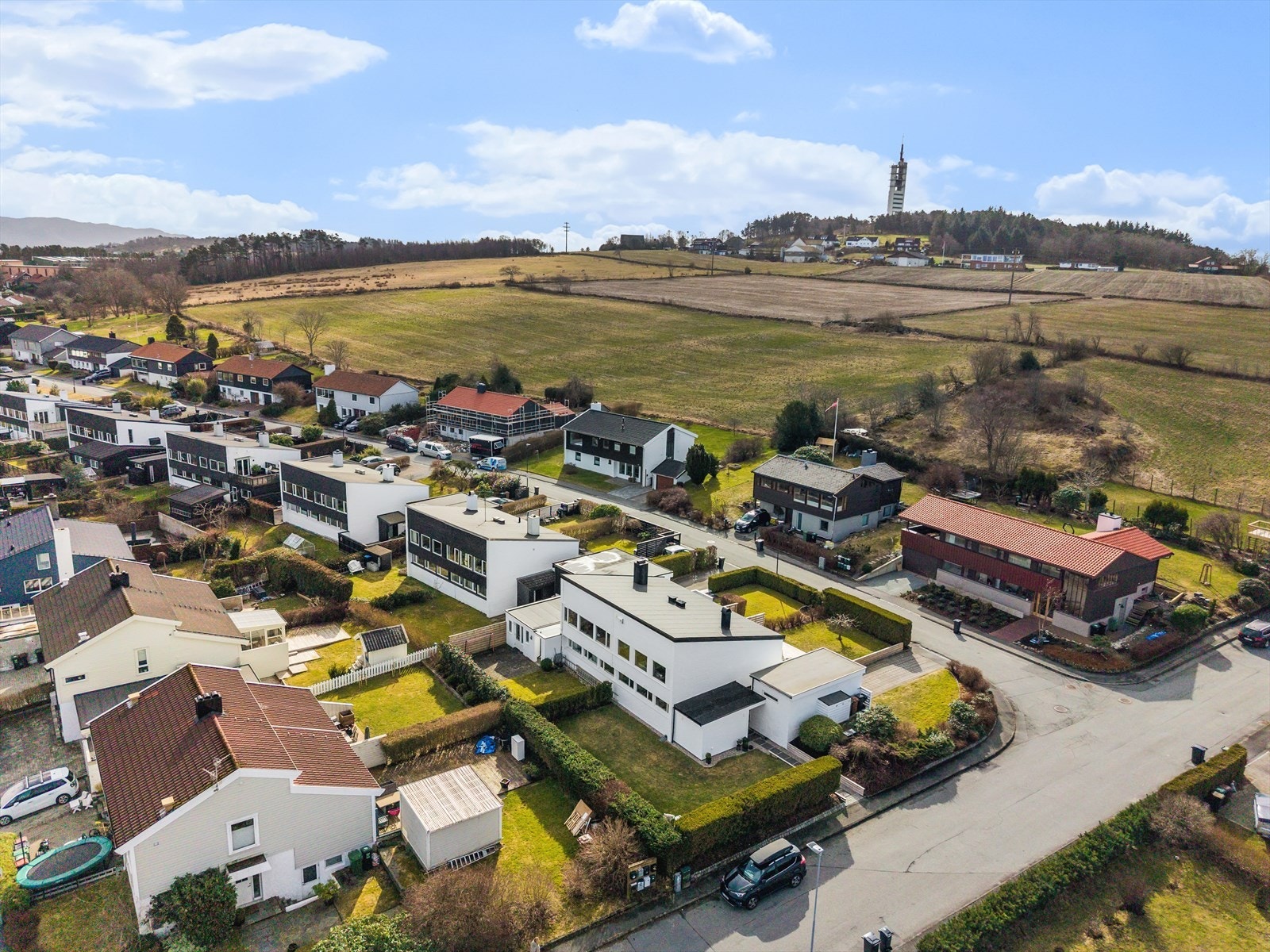 I nærheten har man UIS, det nye sykehuset, skoler/barnehager, butikker, idrettsanlegg og lekeplasser/parker Galleribilde