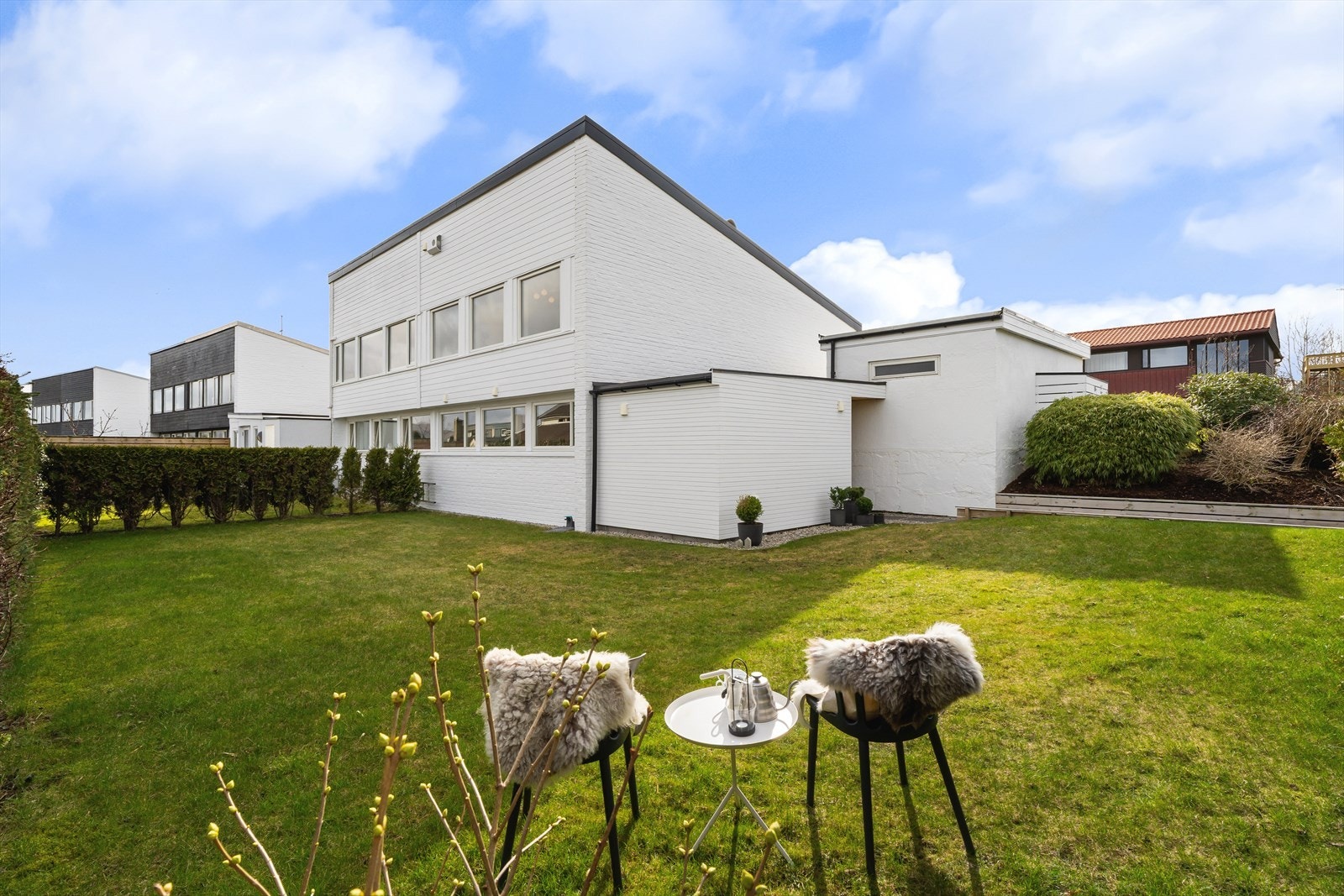 Herlig hage på fremsiden av boligen - god plass til lek, aktivitet og trampoline Galleribilde