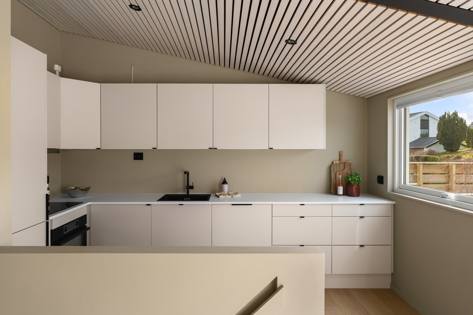 Meget god skap- og benkeplass Galleribilde