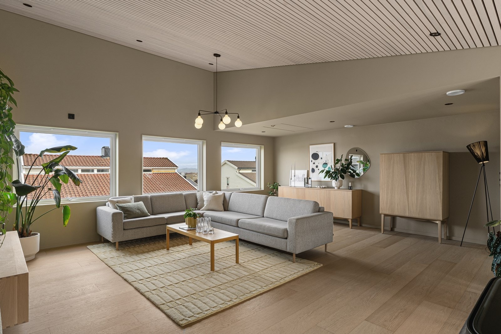 Fine detaljer med spiler i tak og ekstra god takhøyde Galleribilde