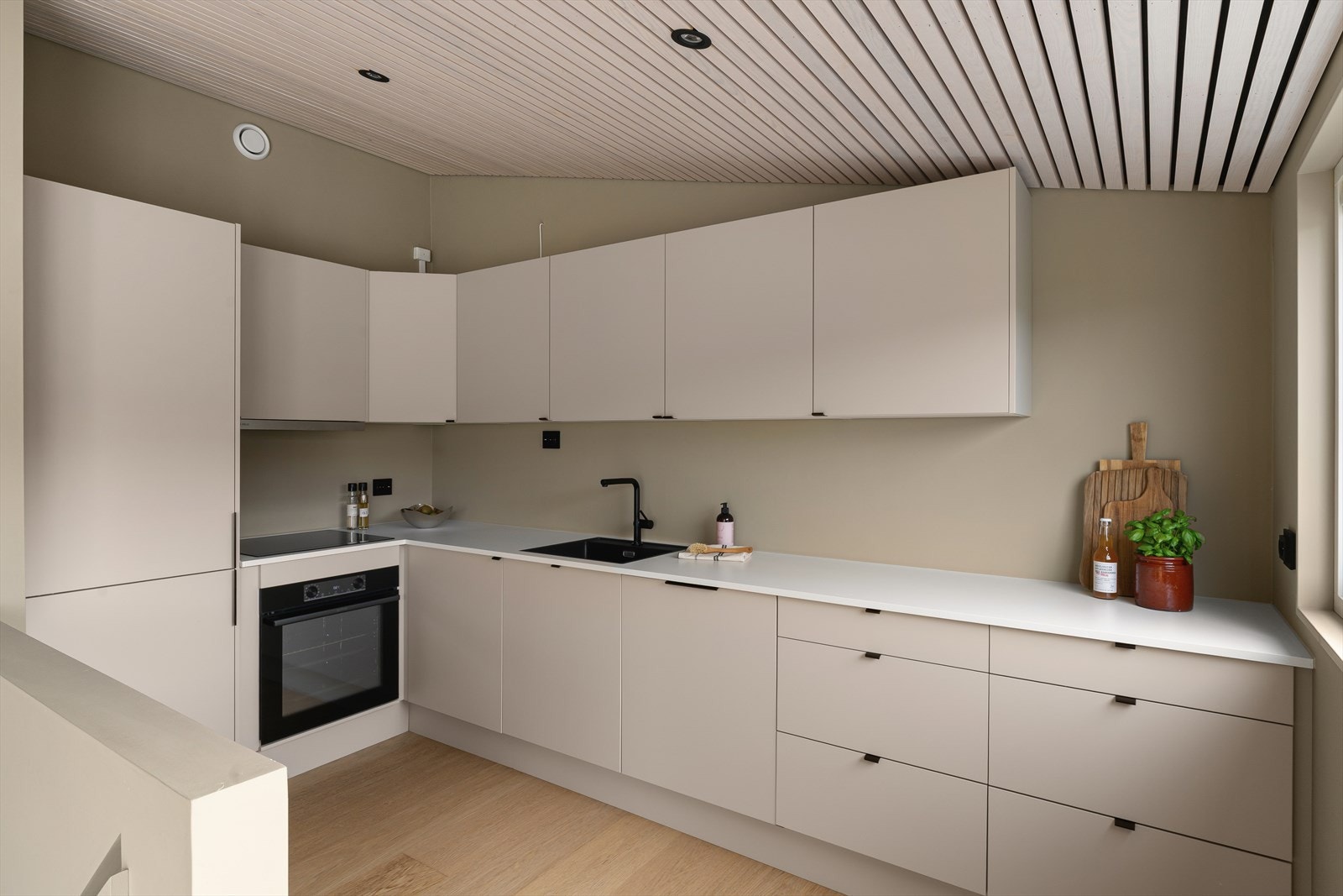 Integrert induksjonstopp, stekeovn, oppvaskmaskin og kjøle-/og fryseskap som følger med i handelen Galleribilde