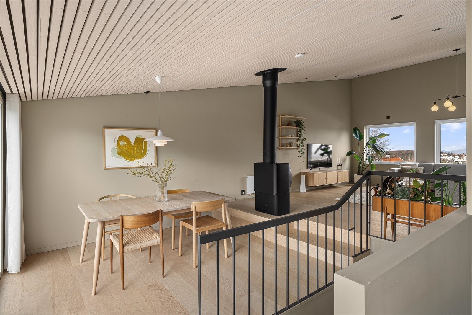 God plass til stort spisebord for hele familien Galleribilde