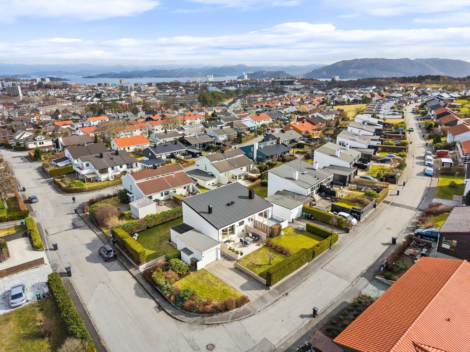 For øvrig: Parkering i garasje. Balansert ventilasjon. Mulighet for rask overtakelse om ønskelig Galleribilde