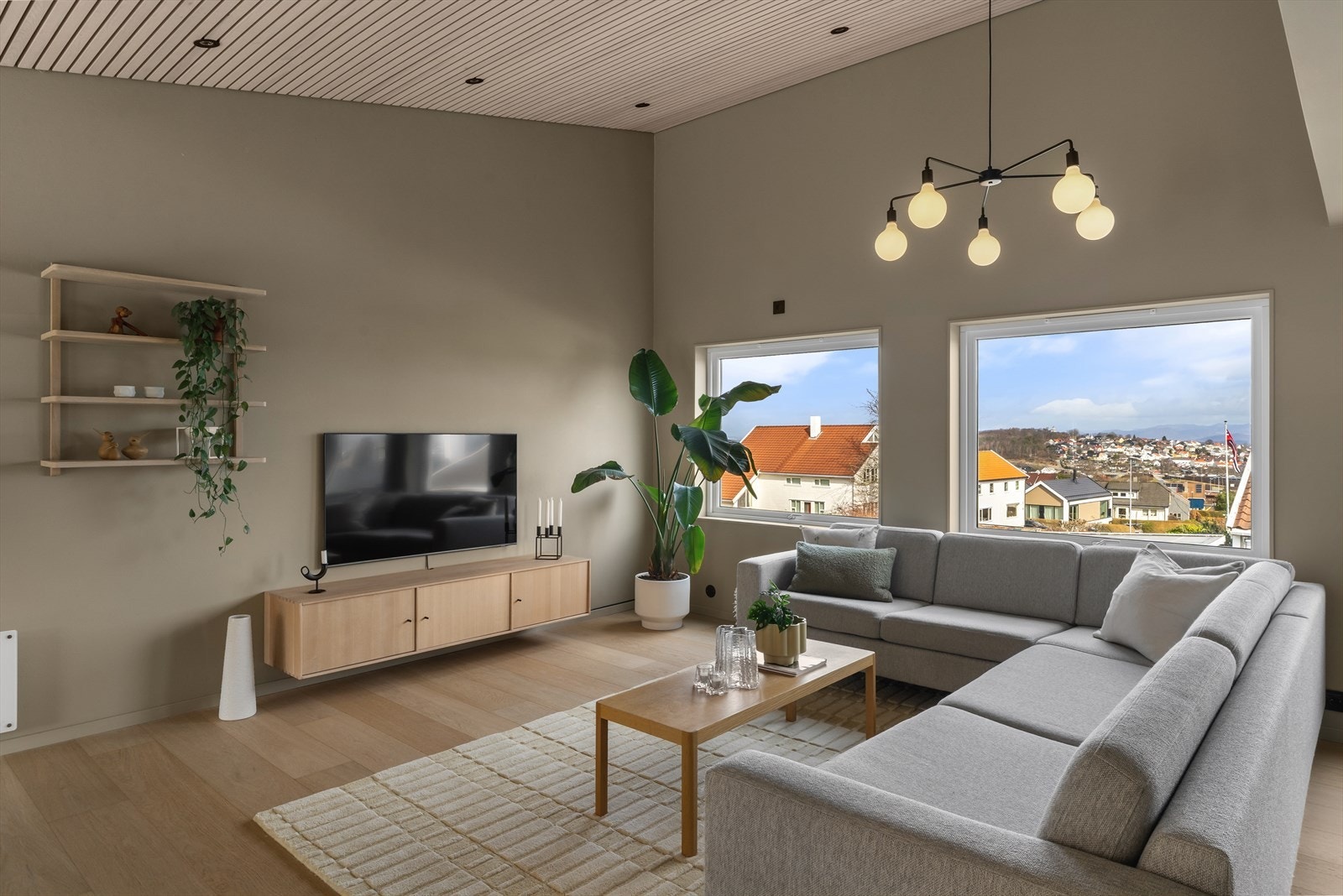 Flott utsikt mot fjord og fjell! Galleribilde