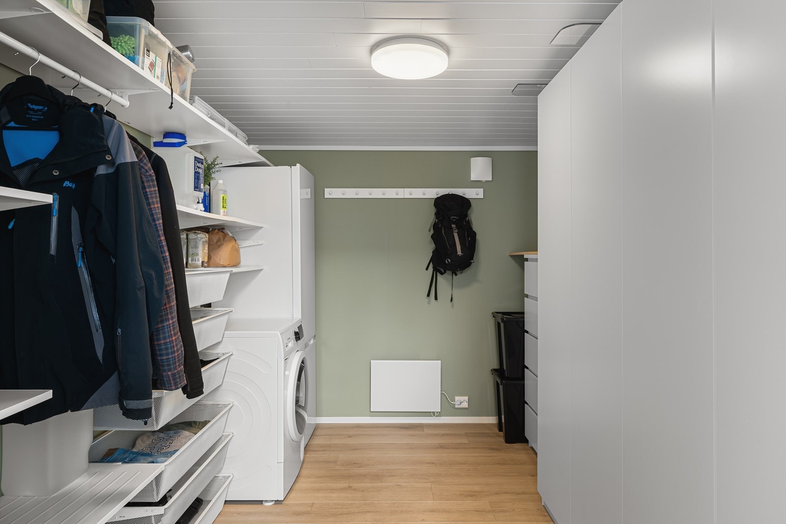 God lagringsplass i romslig isolert bod rett utenfor inngangspartiet Galleribilde