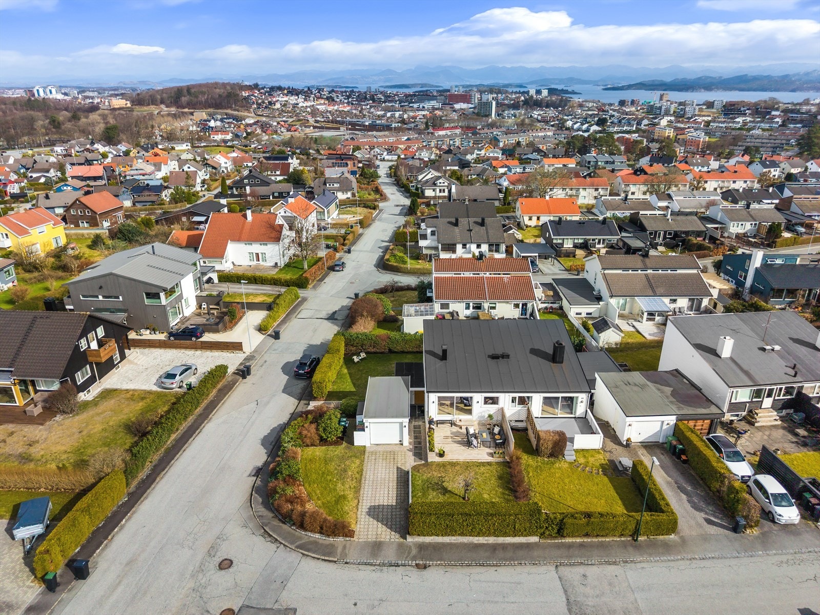 Boligen har en meget attraktiv beliggenhet i nest øverste rekke i Ullandhaugskråningen Galleribilde