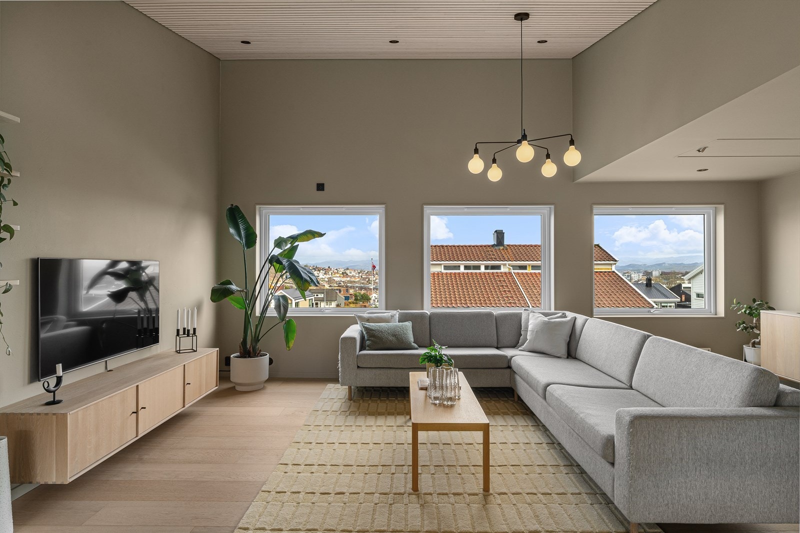 Lys og luftig stue med gode vindusflater som gir rikelig med naturlig lys Galleribilde