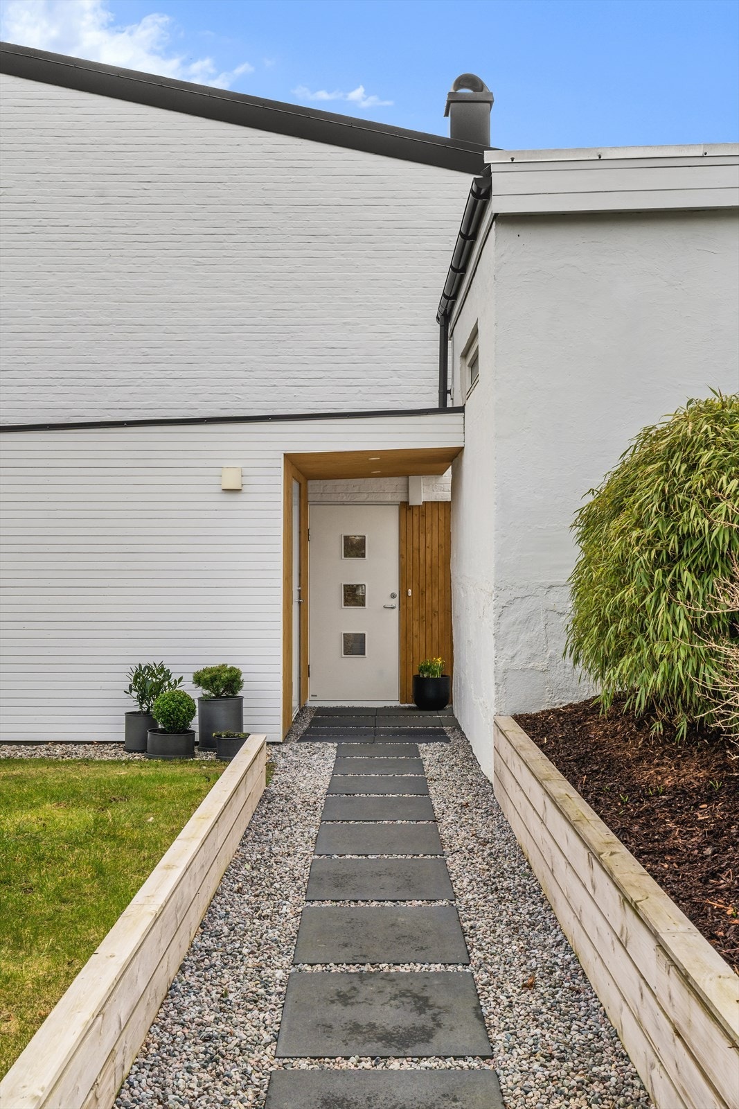 Pent gruslagt inngangsparti med store flotte tråkkheller Galleribilde