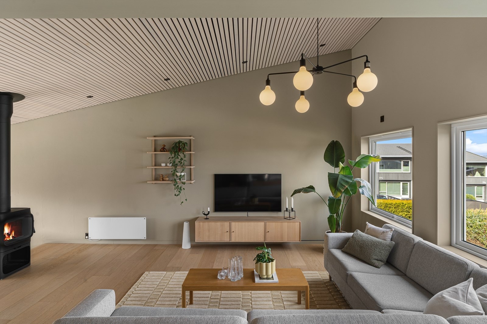 Parkett på gulv og lysmalte veggflater Galleribilde