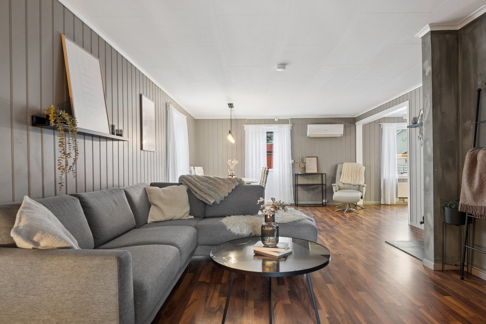 Huset har en praktisk planløsning med stue, spisestue og kjøkkenet lett tilgjengelig. Galleribilde