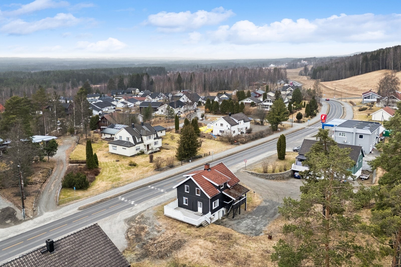 Området rundt boligen består i all hovedsak av boligbebyggelse, jorder, dagligvarekjede, bensinstasjon, skole og barnehage. Galleribilde