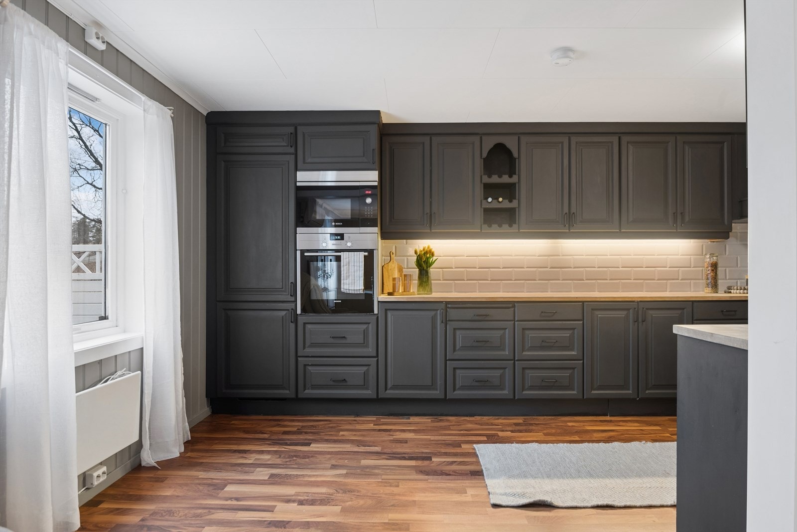 Kjøkkenet er stilrent og består skrog i heltre og profilerte fronter. Galleribilde